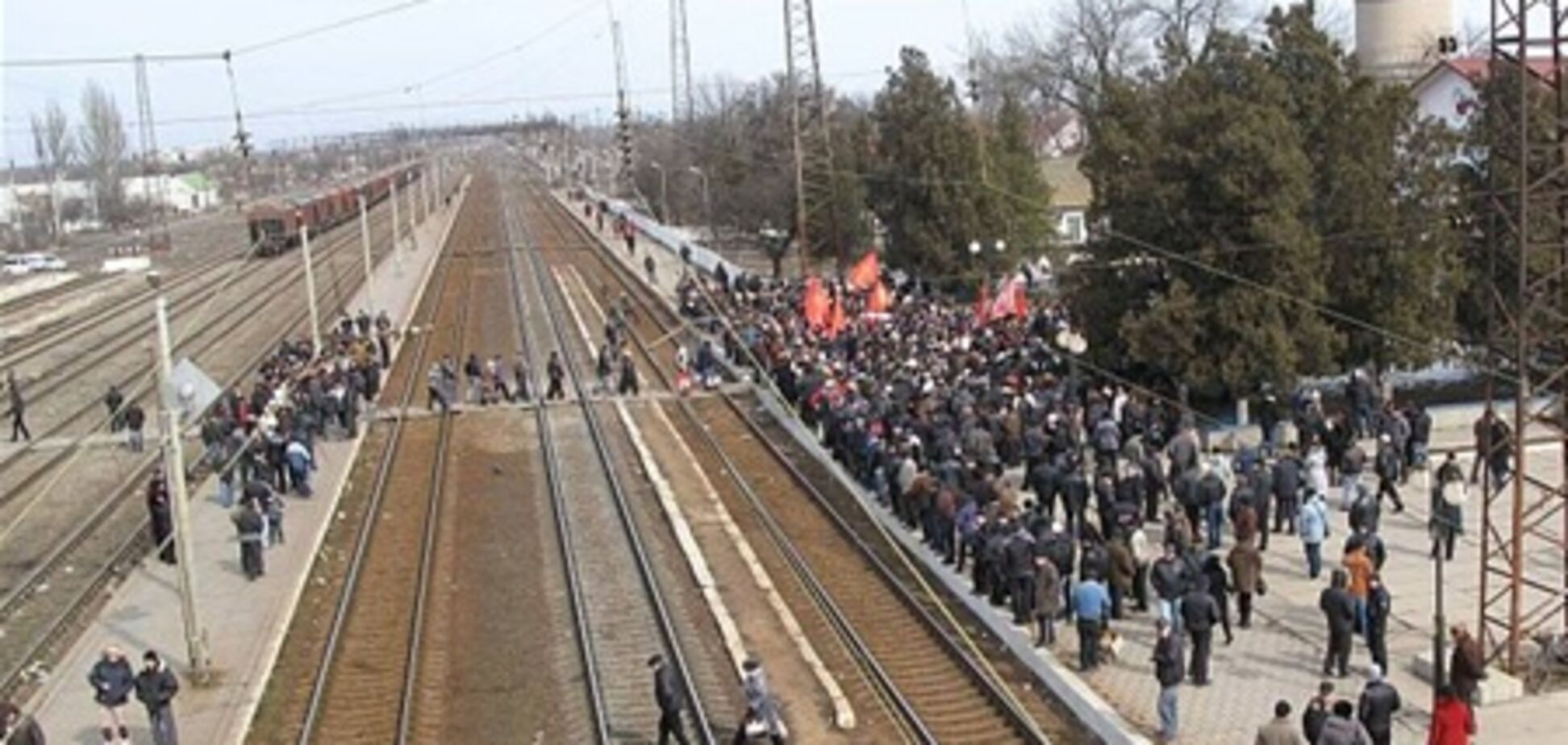 На Херсонщине протестующие перекрыли железную дорогу