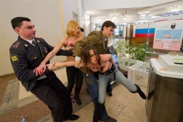 Россия выдворила еще одну активистку FEMEN