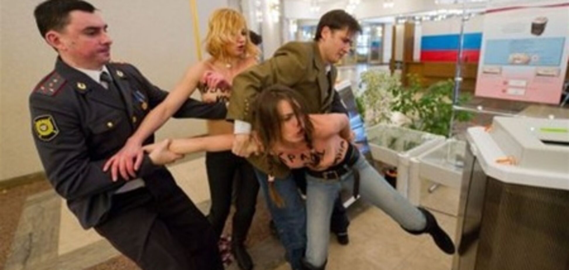 Росія видворила ще одну активістку FEMEN