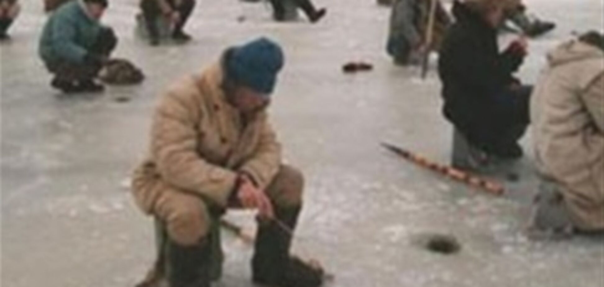 МНС врятувало 36 рибалок з крижини, що відірвалася в Азовському морі