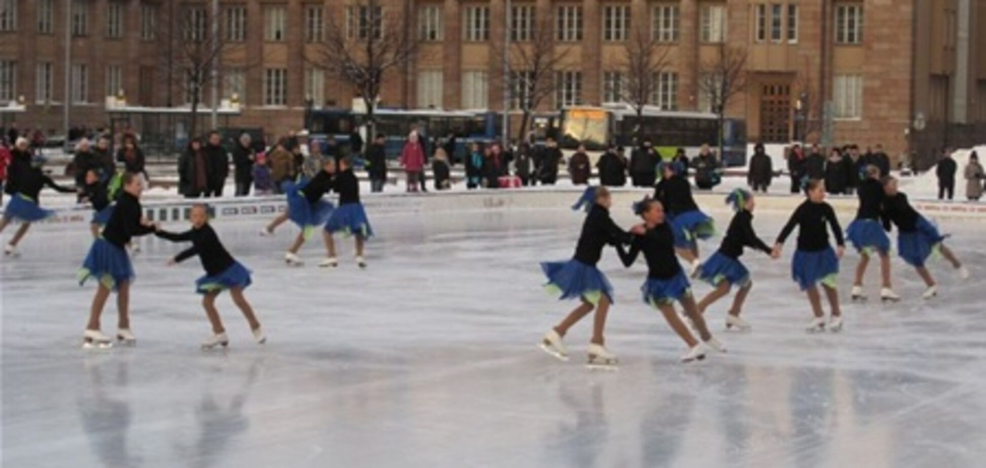 Каток в центре Хельсинки прощается с зимой