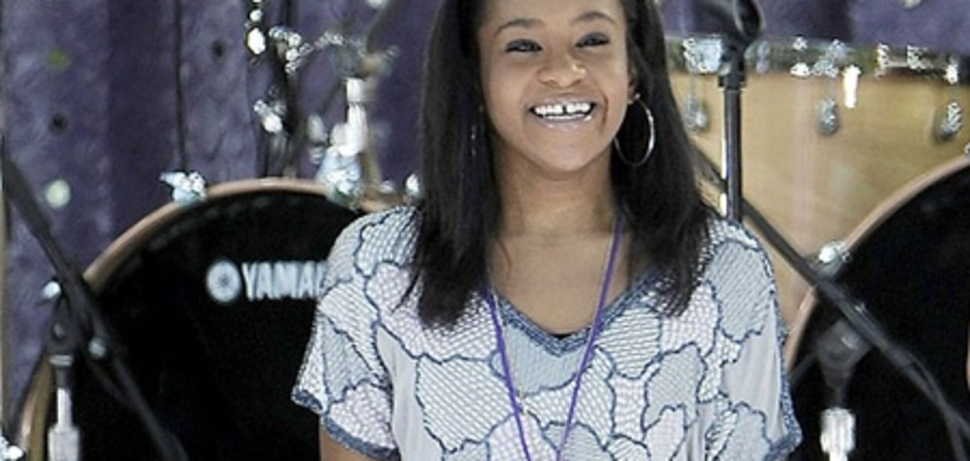 Дочь Уитни Хьюстон обручилась со своим приемным братом? Фото