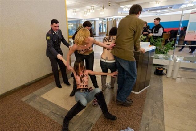 Останню активістку FEMEN депортували з Росії