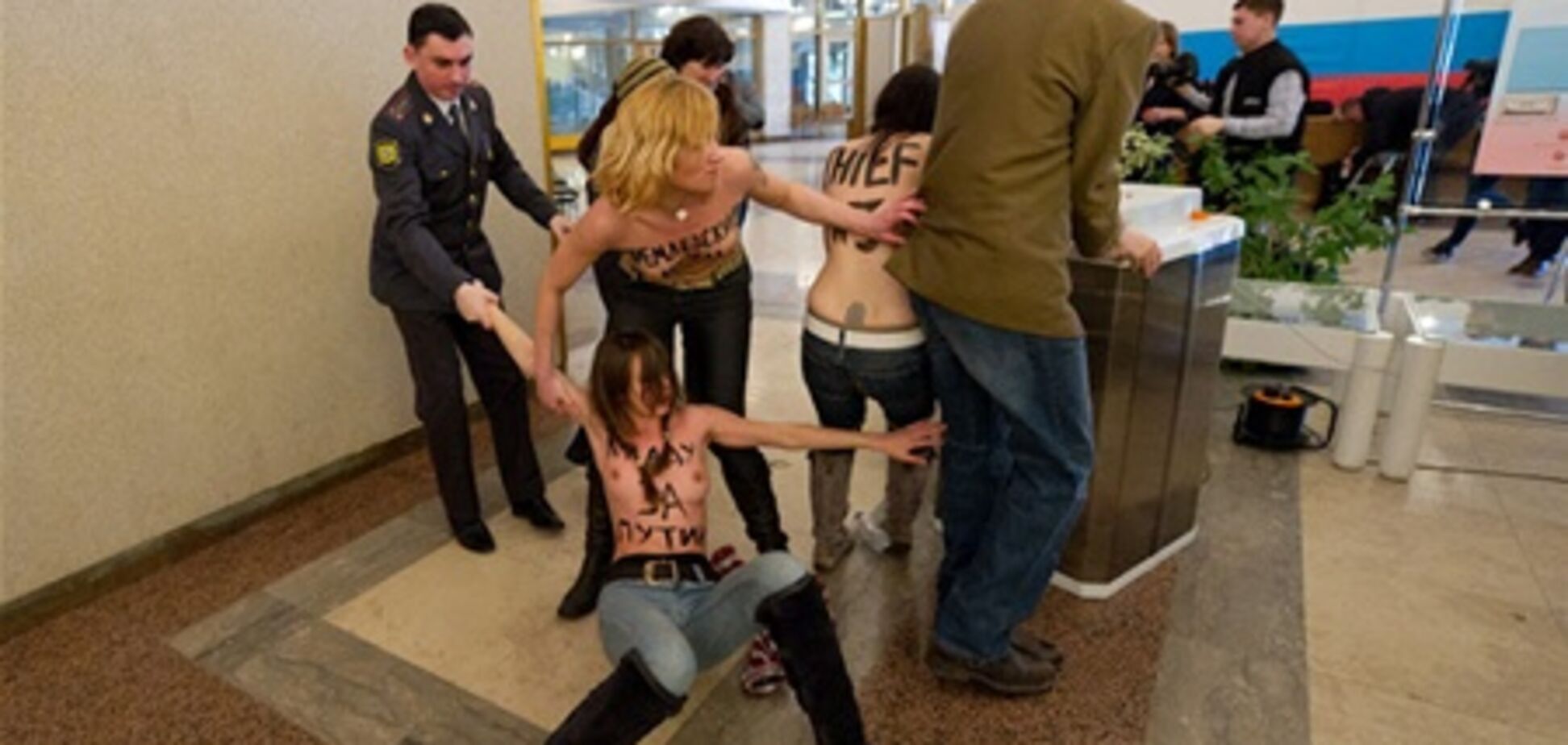 Последнюю активистку FEMEN депортировали из России