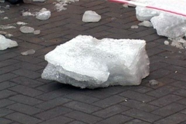 В России глыба льда упала на коляску с двухмесячной девочкой