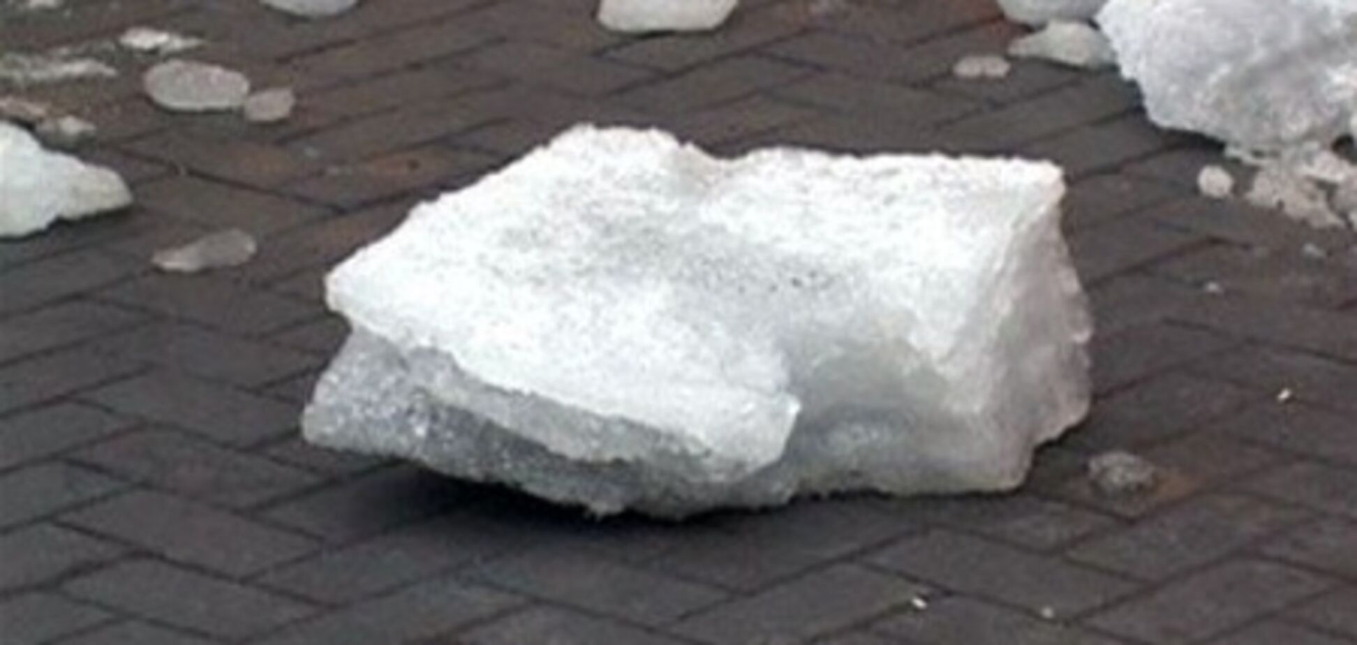 У Росії брила льоду впала на коляску із двомісячною дівчинкою