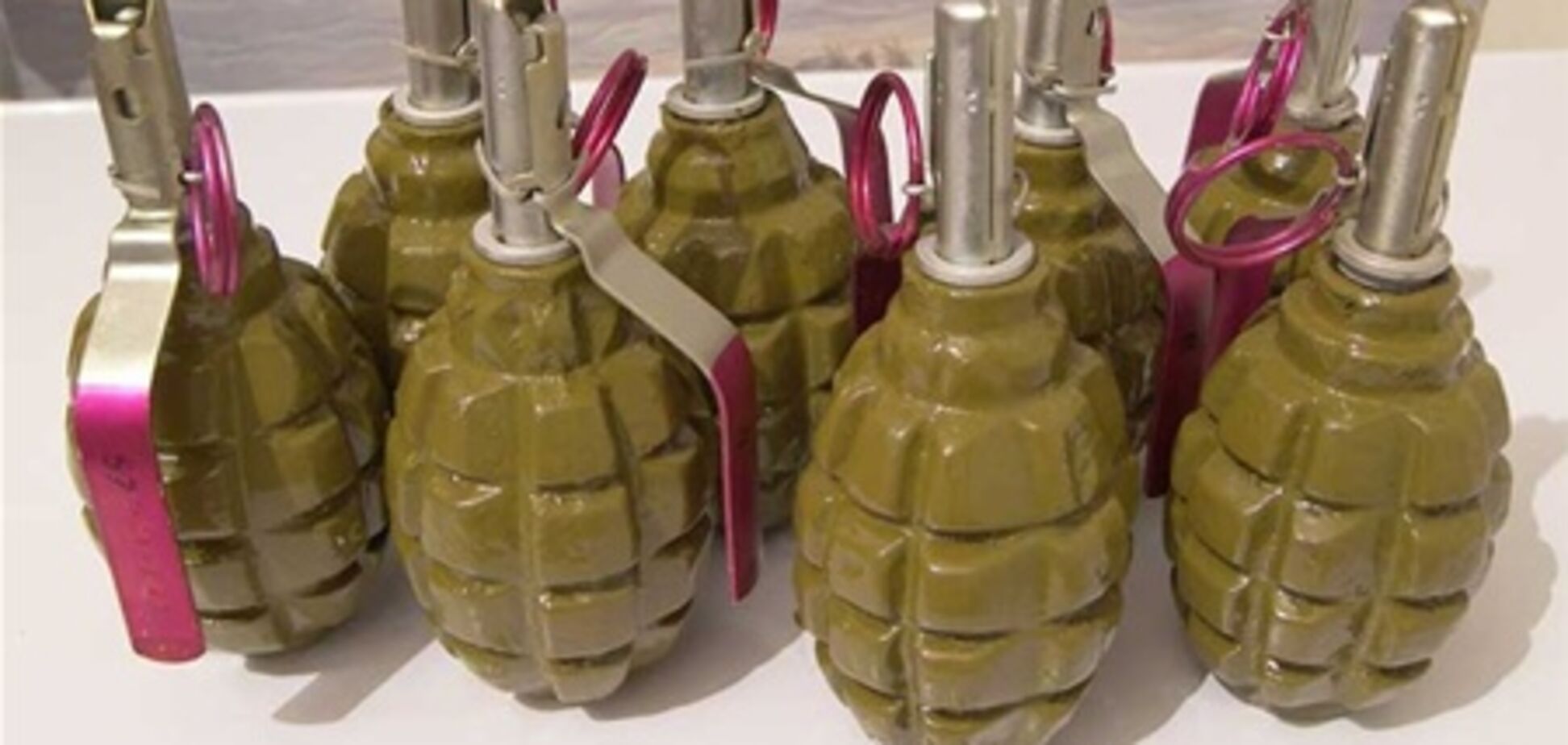 У туалеті поїзда виявлено схованку з Гранатна запалами