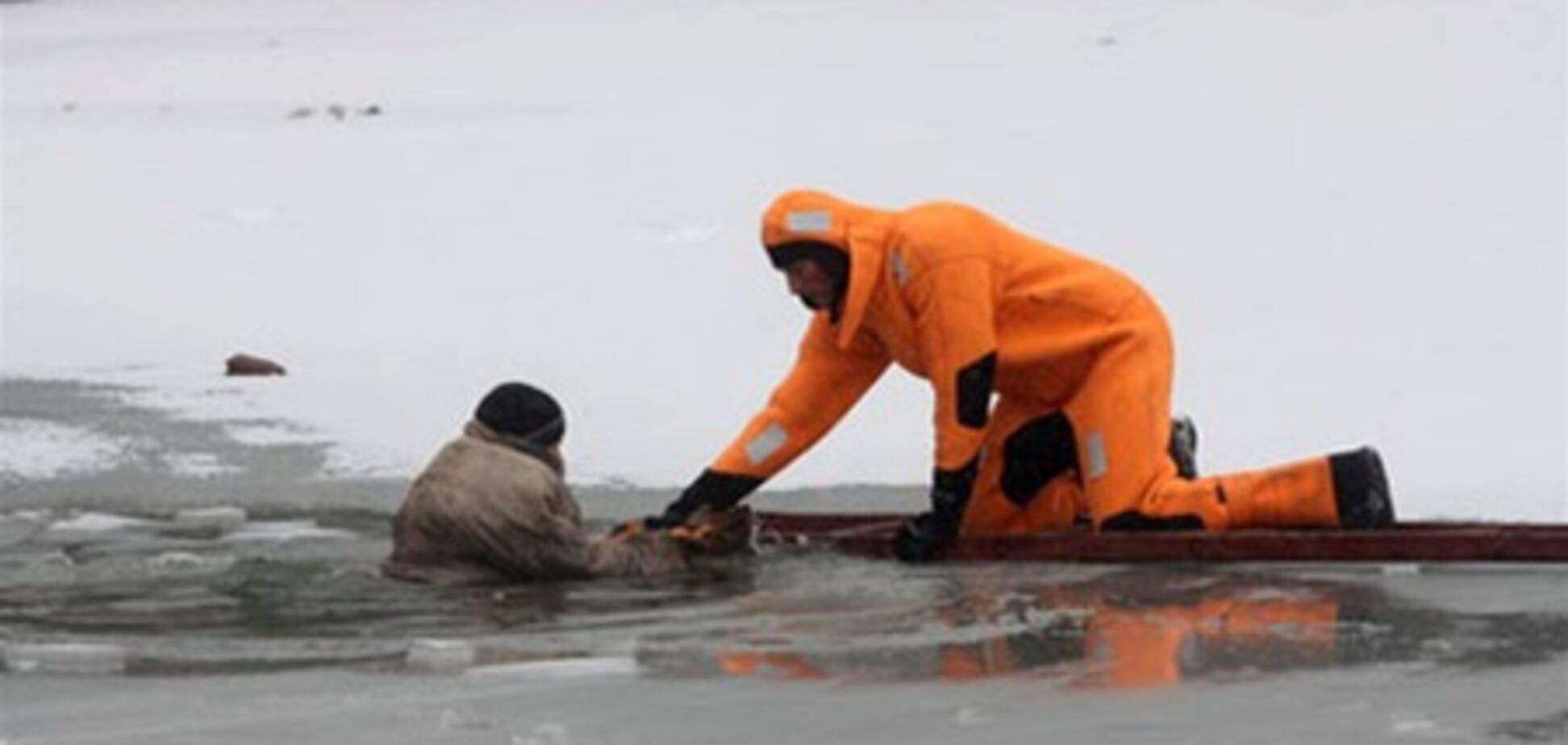 Восемь рыбаков дрейфовали на льдине в Каховском водохранилище