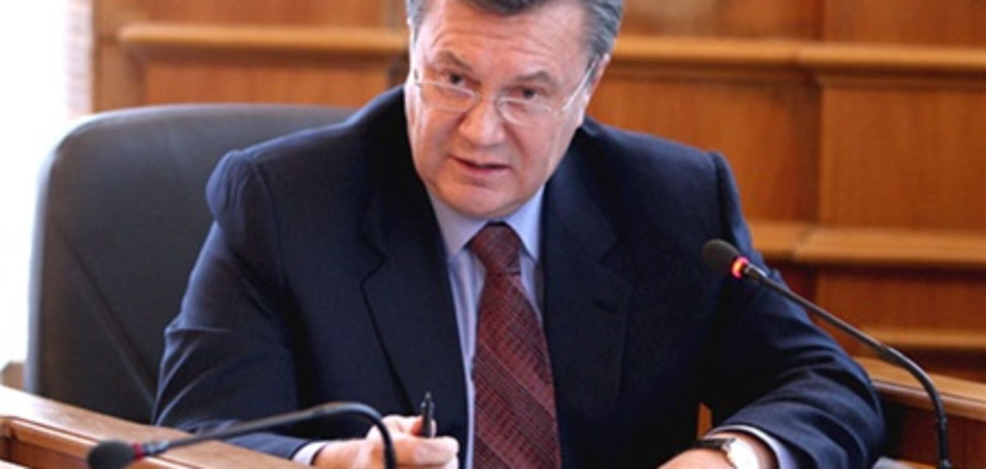 Янукович подарил супруге бразильский шарфик