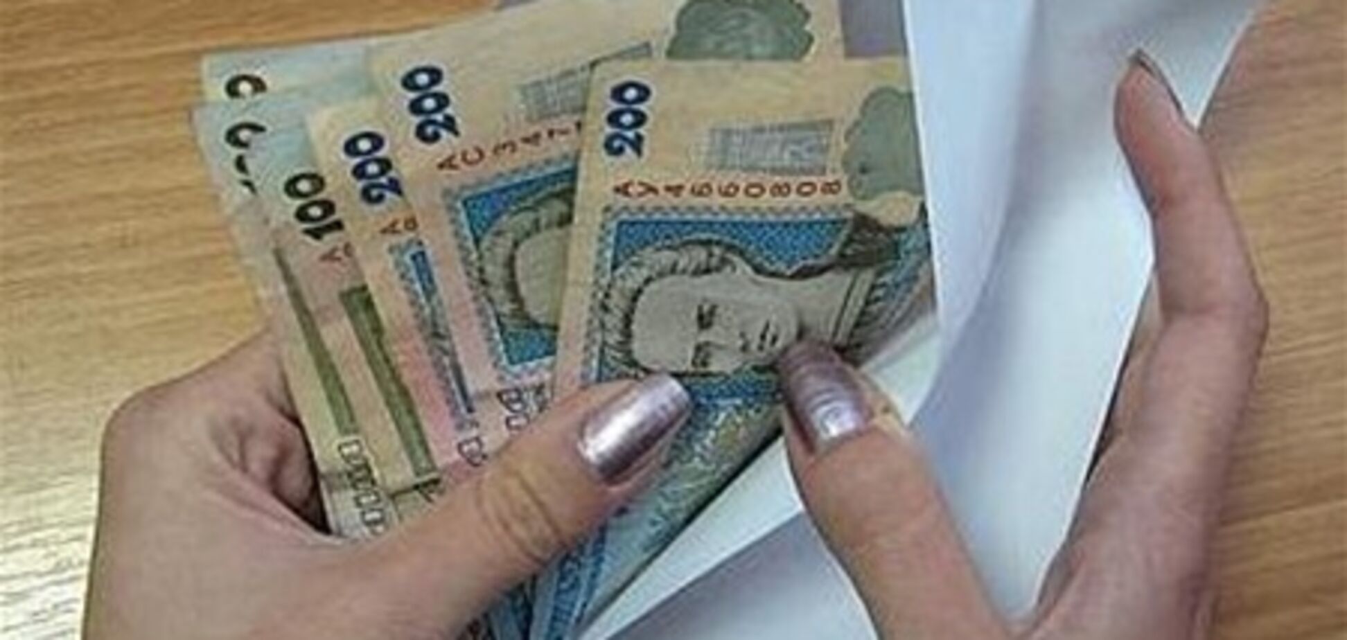 Почти вся зарплата украинцев уходит на еду и одежду