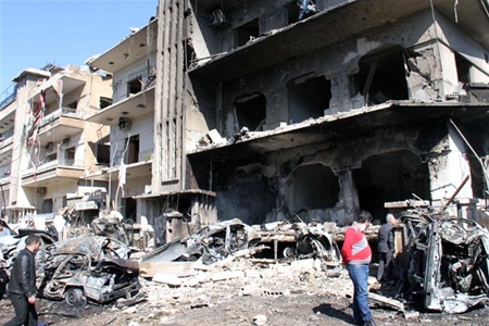 Звірства в Сирії: військові скидають людей з даху. Відео