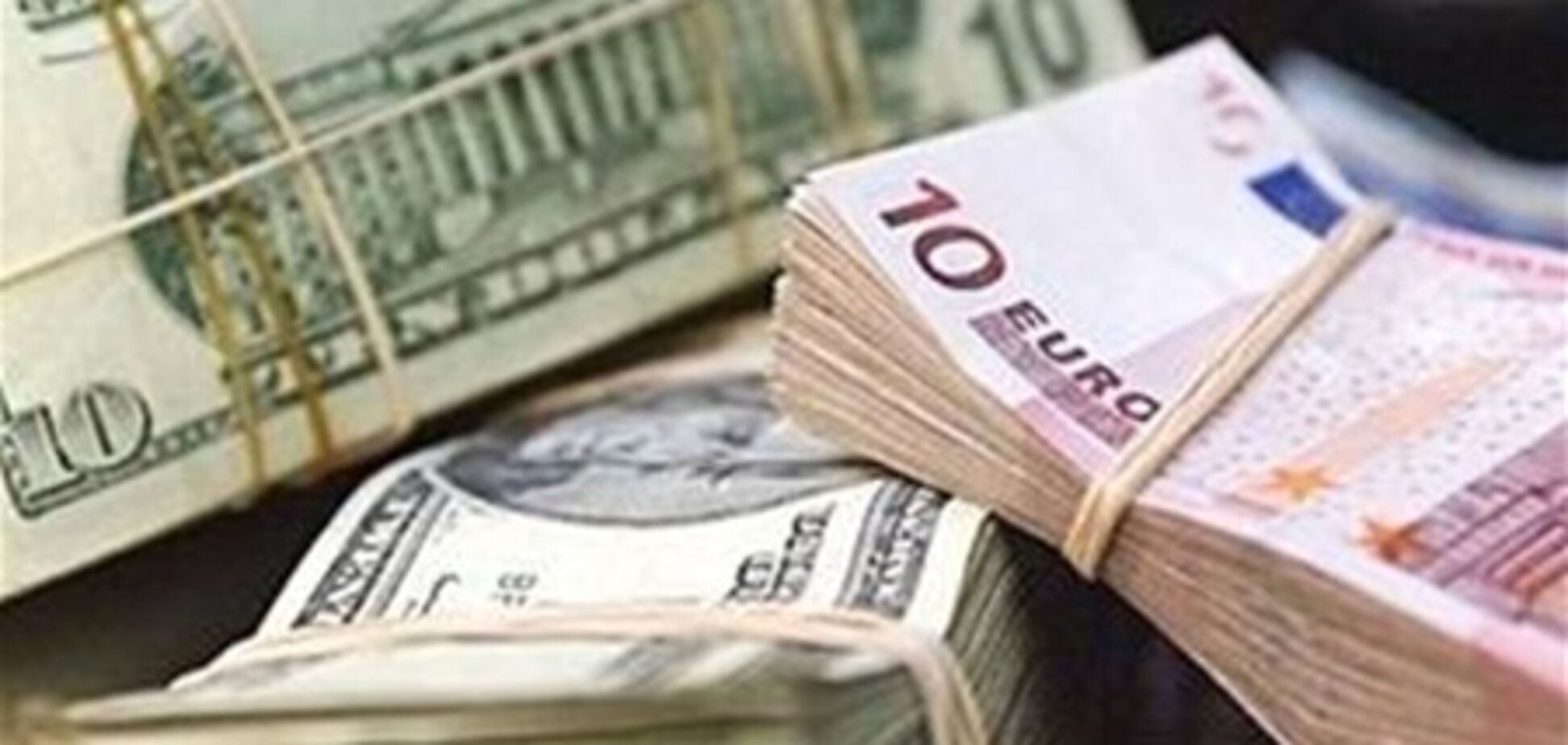 Доллар держится у минимальных недельных отметок
