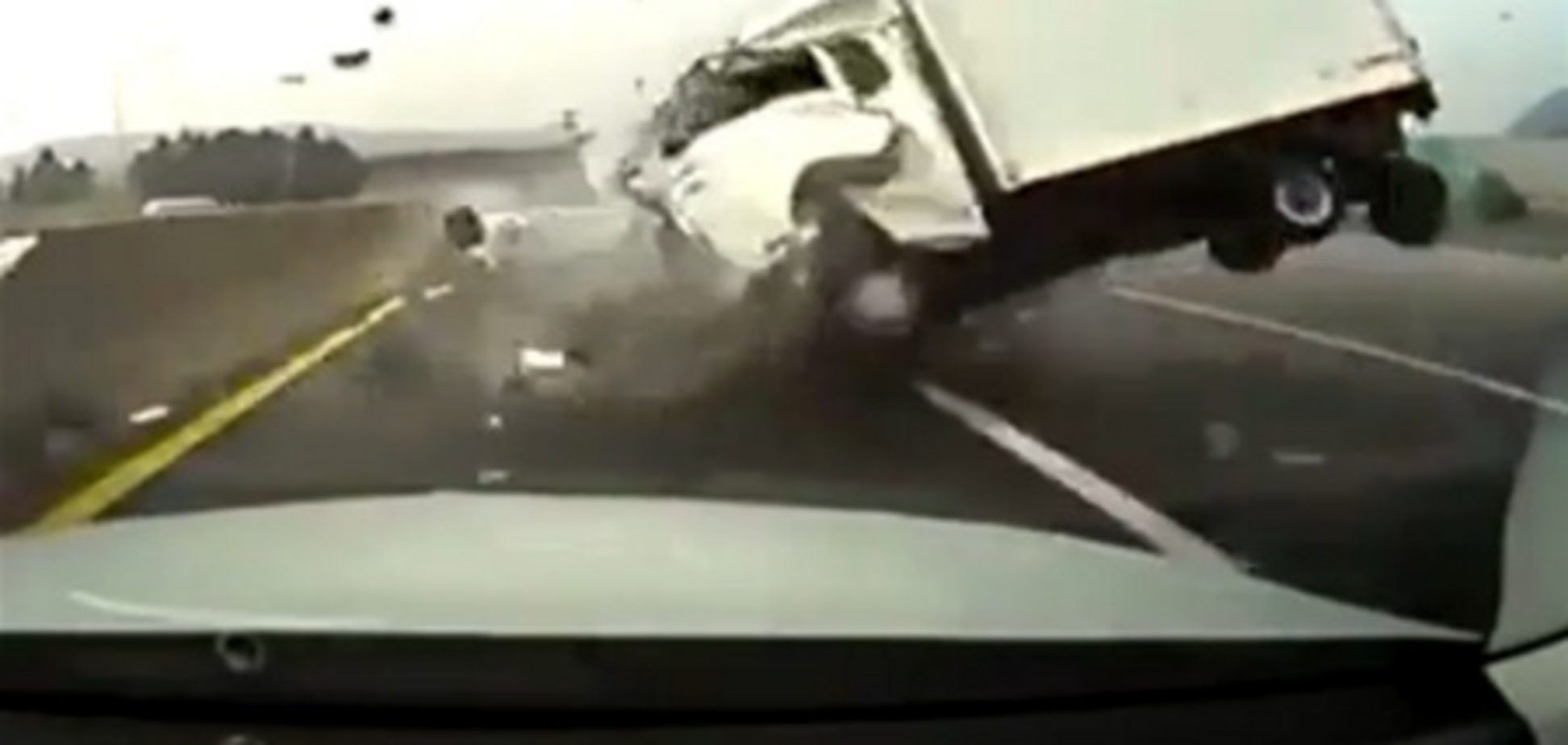 Фургон после удара выбросило на соседнюю полосу: ужасное ДТП. Видео 