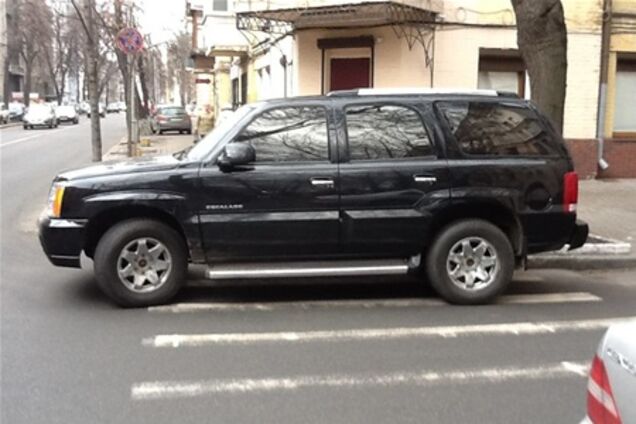 В Киеве Cadillac припарковался на 'зебре' в 50 м от будки ГАИ