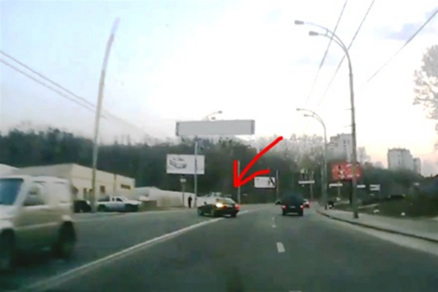 Опубликованы видео грубых нарушений ПДД водителями в Киеве. Видео 