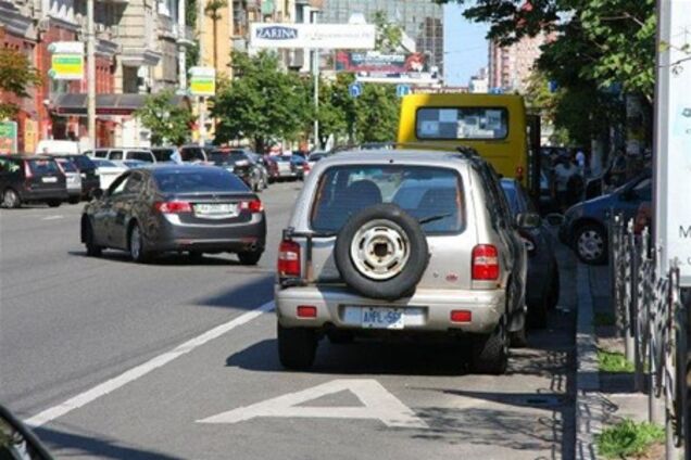 Вступили в силу штрафы за парковку на полосах общественного транспорта 
