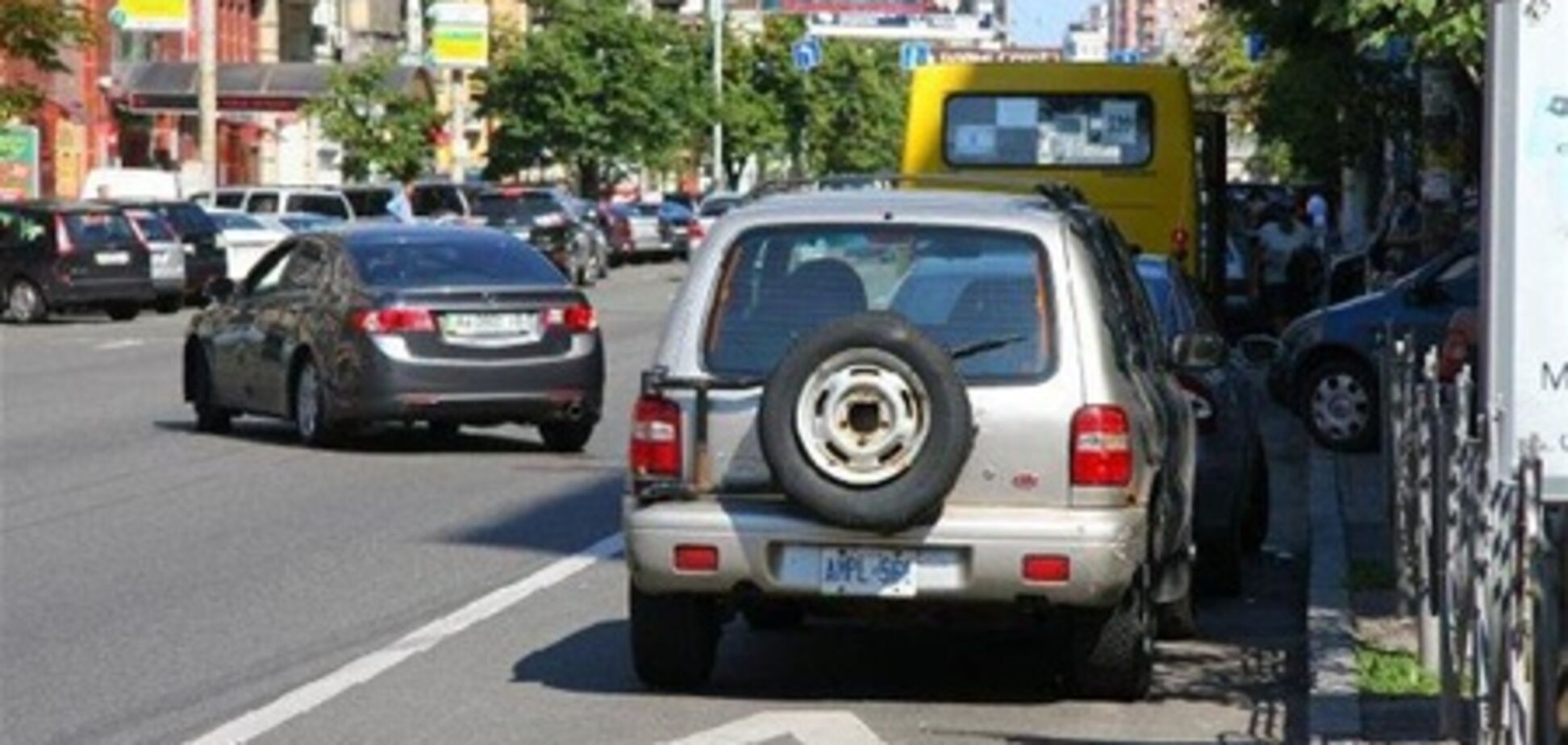 Вступили в силу штрафы за парковку на полосах общественного транспорта