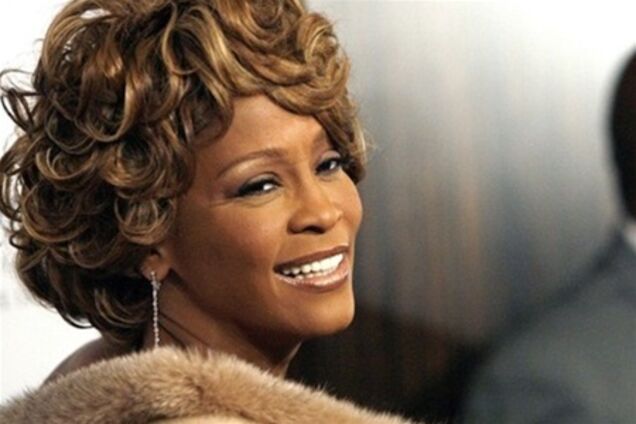 Дилер Хьюстон сразу после смерти певицы вынес кокаин из ее номера?