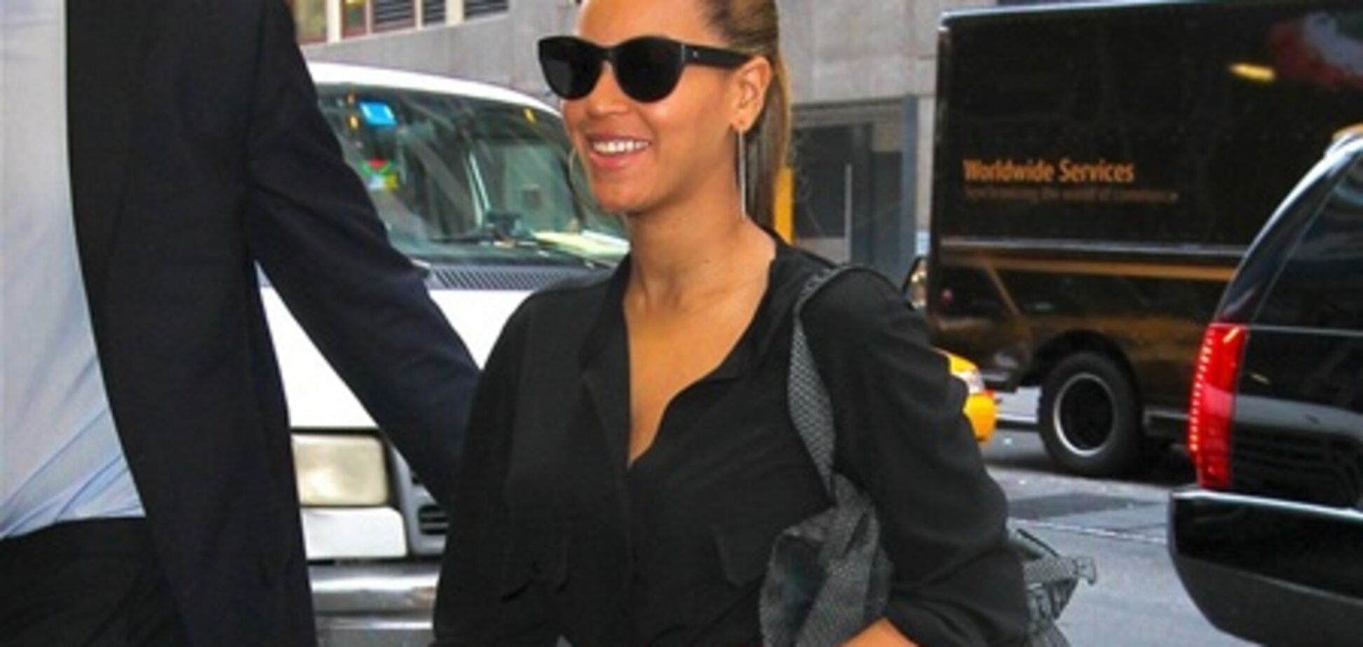 Бейонсе выбирает цветочные штаны. Фото