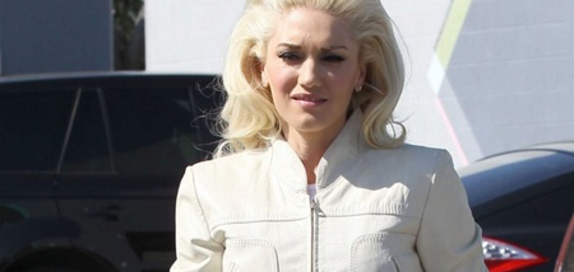 Стефани идет на работу в студию. Фото