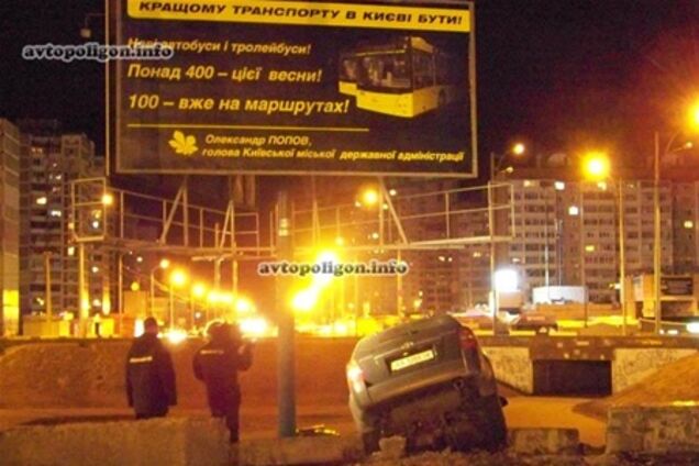 ДТП в Киеве: кроссовер свалился в поворотный круг на Троещине. Фото