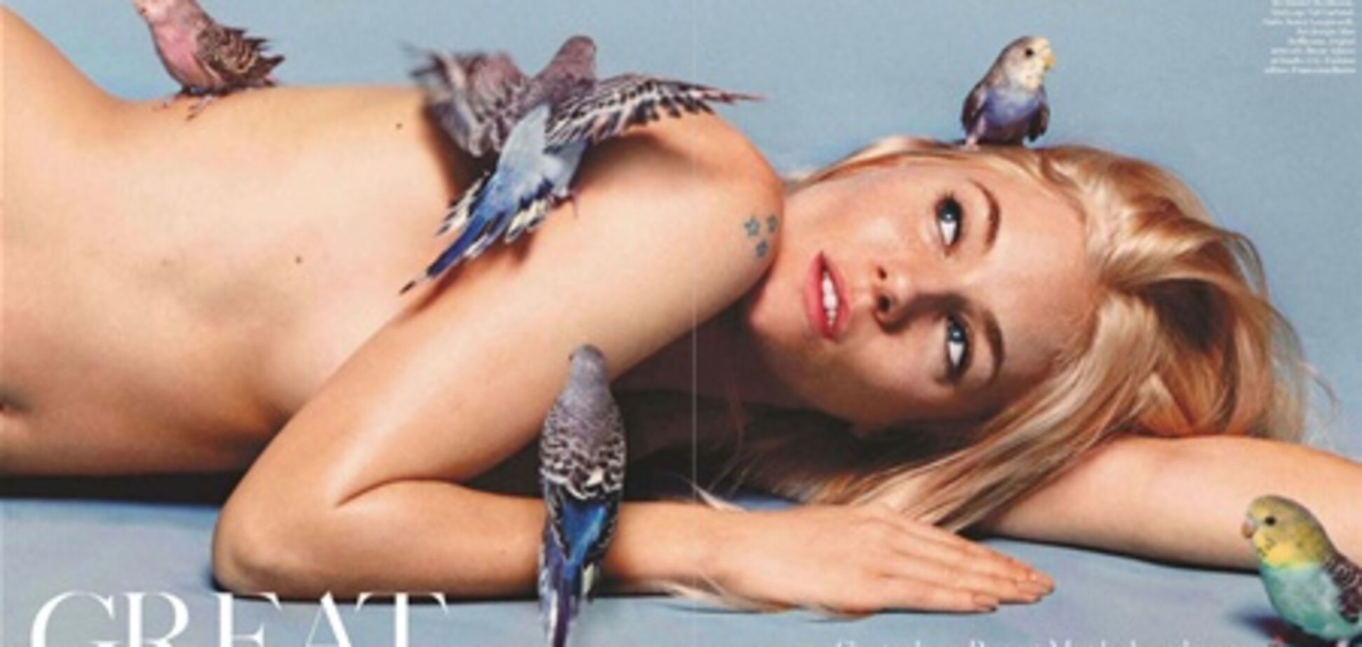 Сиену Миллер обсели попугаи. Фото