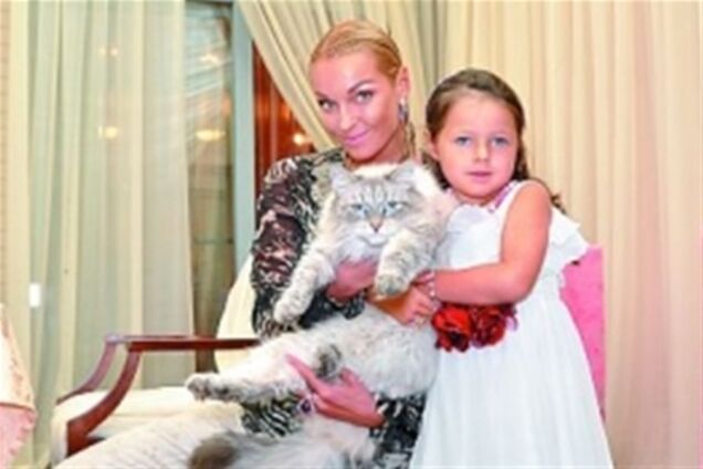 В ночном клубе Волочкова бросила дочь одну