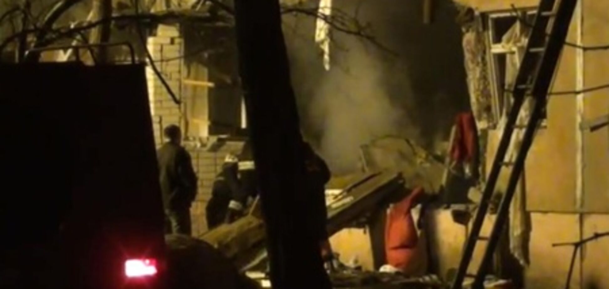 Жителі будинку, що вибухнув шукають в руїнах свої речі