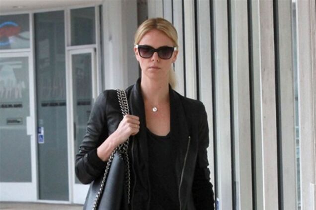 Терон решила подзакусить в Sushi Park. Фото