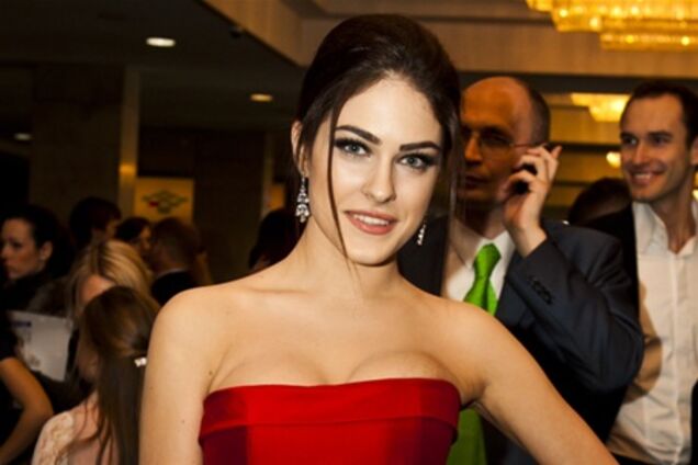 Собко мечтает выровнять кривые зубы?