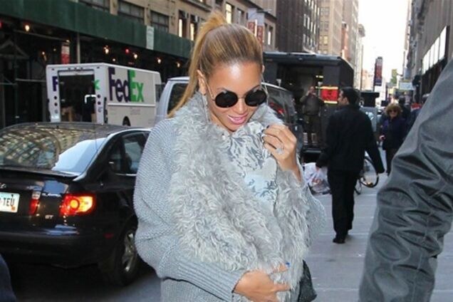 Бейонсе идет с дочкой на работу. Фото