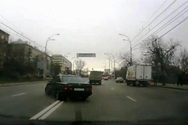 В Киеве водитель 'спалился' на двойной сплошной прямо перед ГАИ. Видео