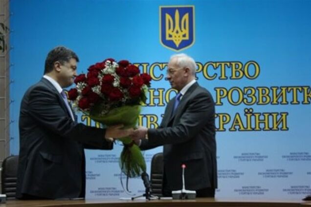 Азаров подарил Порошенко цветы