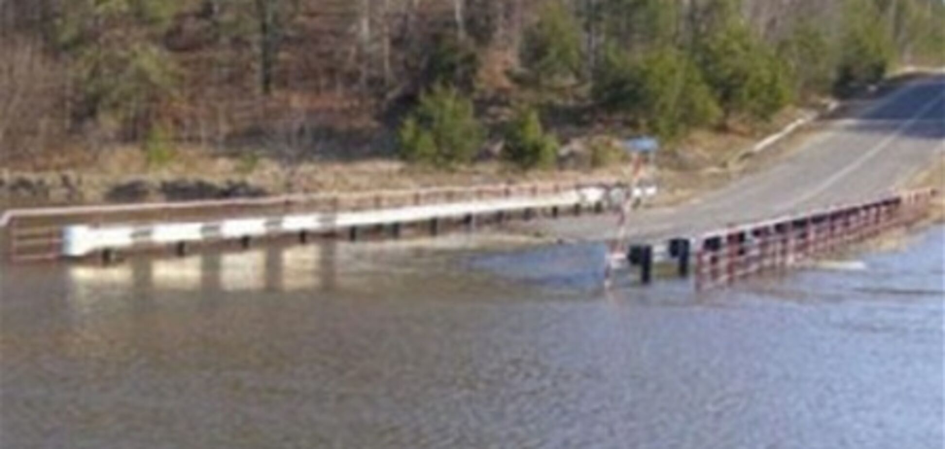 На Луганщині частково перекрито рух через високий рівень води в річках