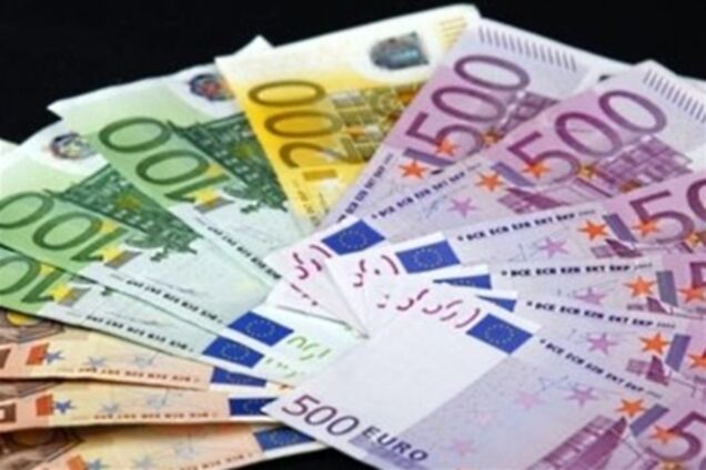 На межбанке подешевел евро