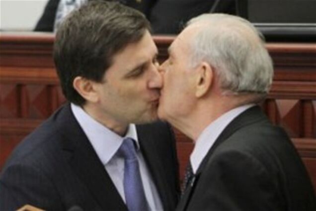 Шок! Губернатор поцеловал Ляшко в губы