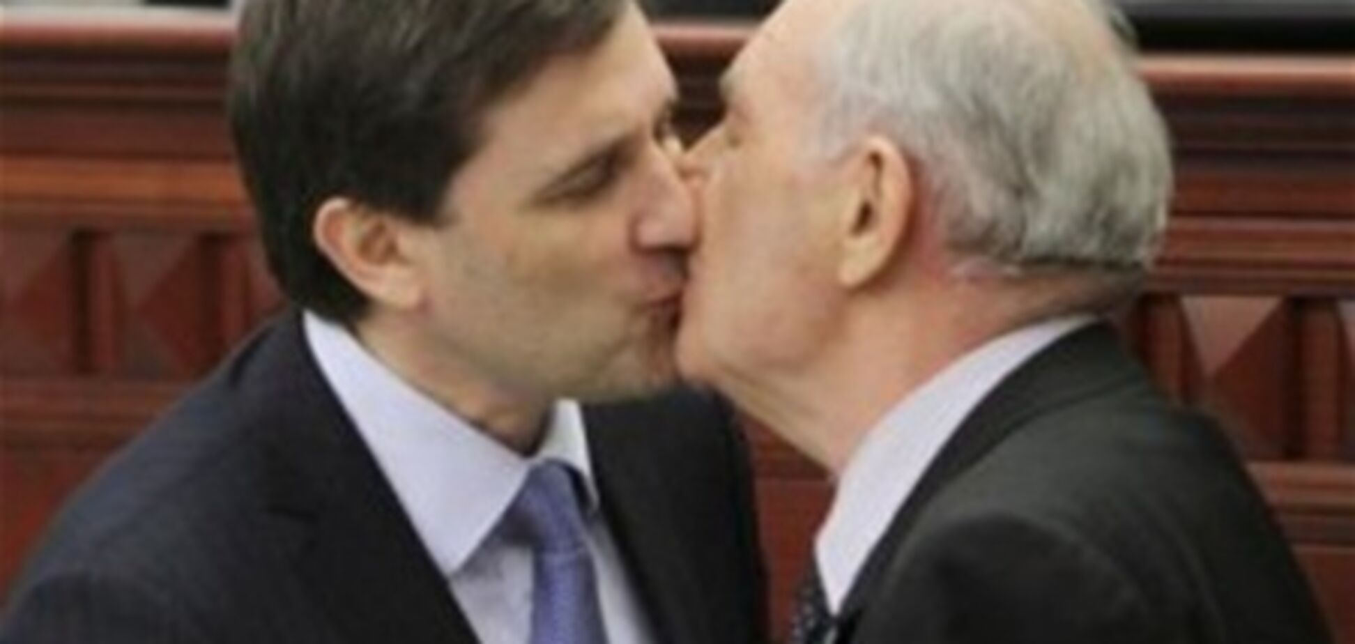 Шок! Губернатор поцілував Ляшко в губи