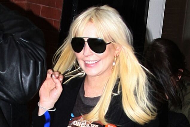 Счастливая Лохан выбирает красный. Фото