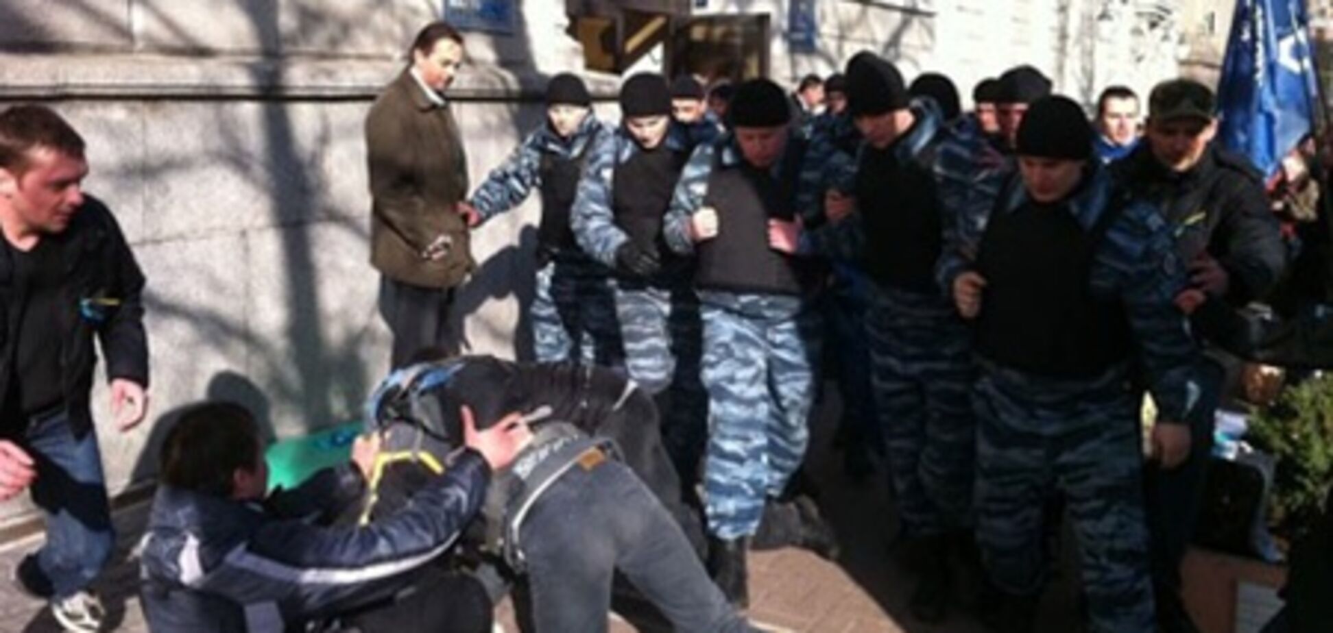 Під будівлею 'Нафтогазу' 'Беркут' напав на активістів. Фото