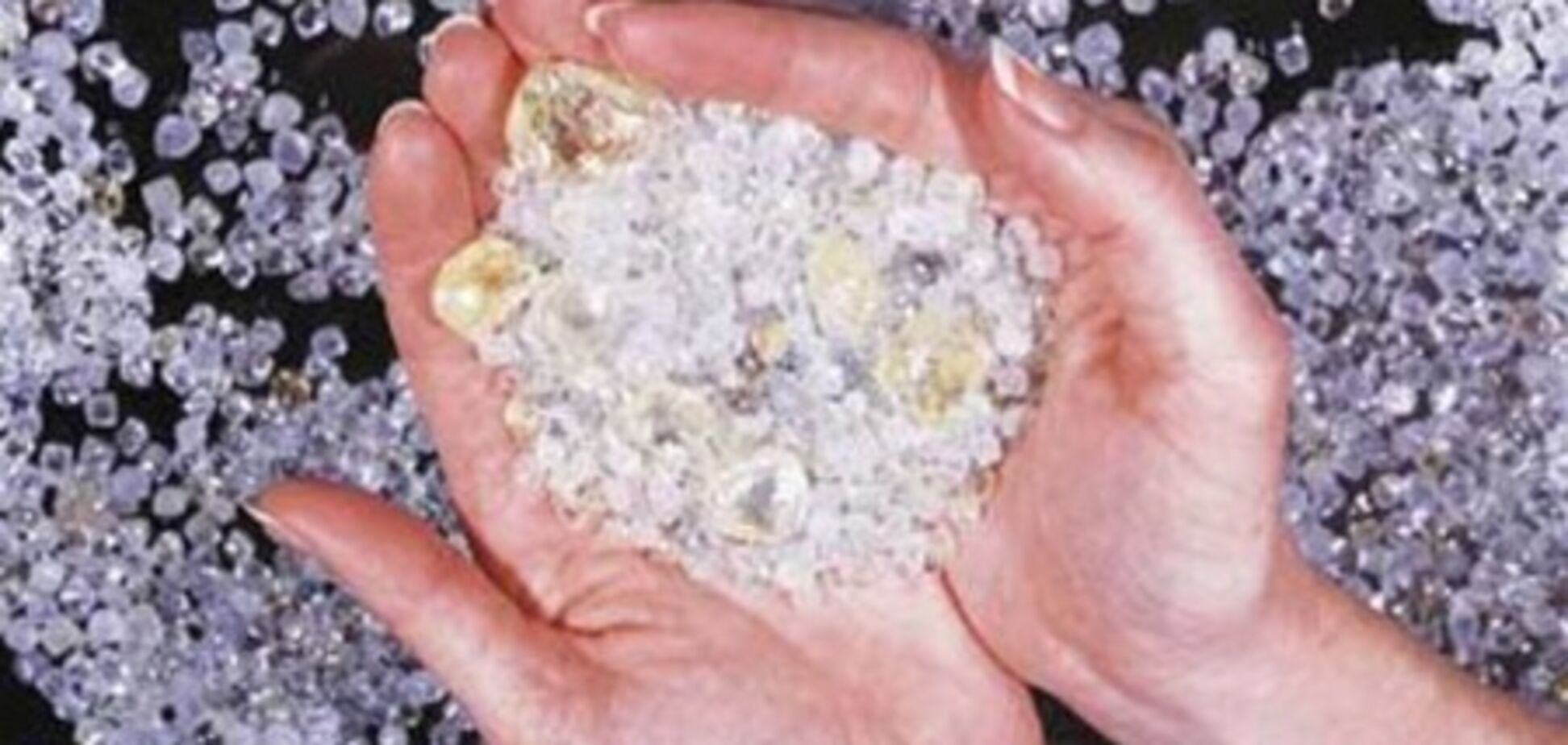 Жінка знайшла в ліфті свого будинку 476 діамантів