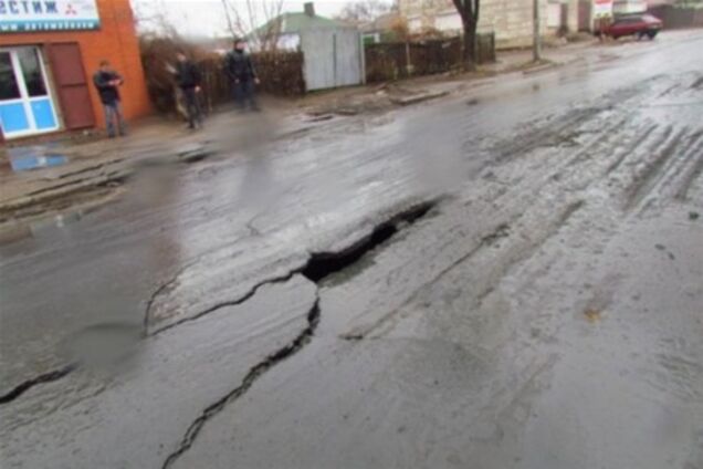 У Маріуполі вулиця перетворилась на річку з нечистот