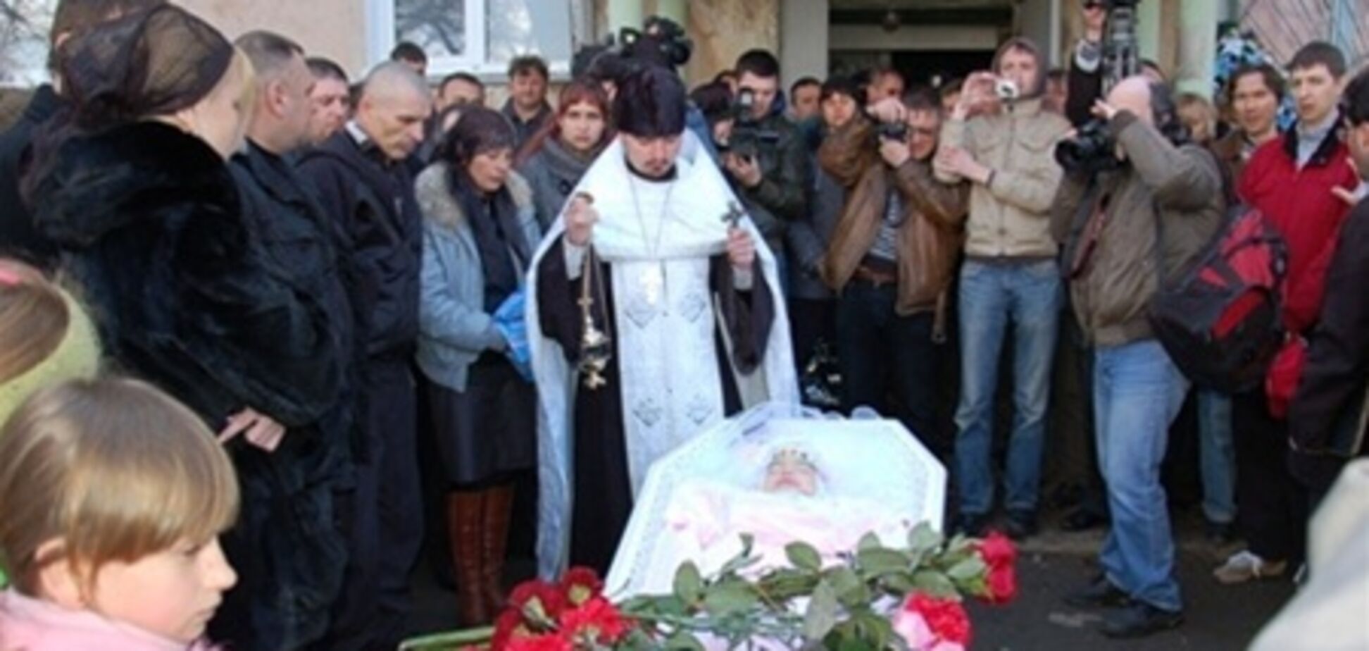 Жителі села Луч обурені, що Макар поховали поряд з героями ВВВ