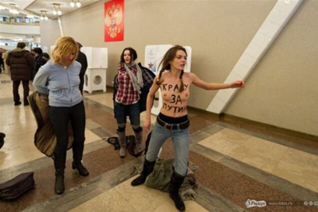 Одна из активисток FEMEN может стать 'невъездной' в Россию