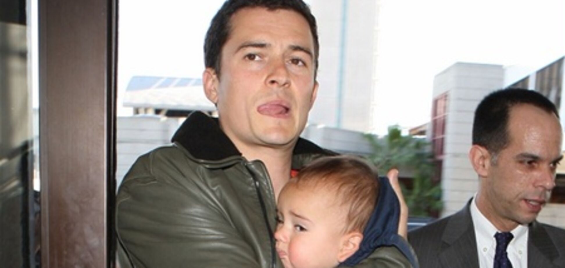 Орландо Блум утешает Флина в аэропорту. Фото