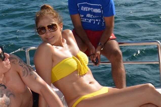 Упитанная Лопес одела раздельный купальник. Фото