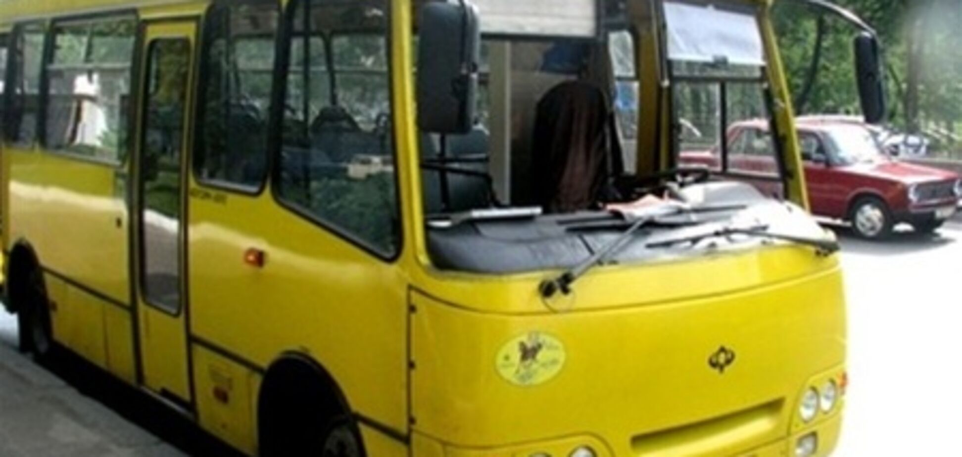 В Одесі згоріла маршрутка, водій госпіталізований. Відео