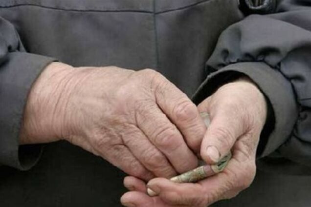 Янукович доручив підвищити пенсії мінімум на 100 грн