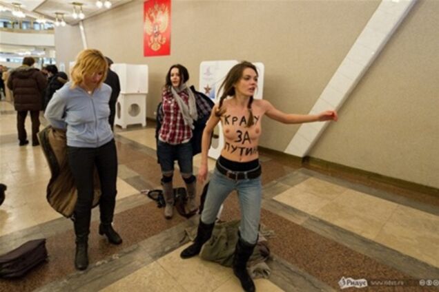 Путину жаль, что не застал FEMENисток на участке 