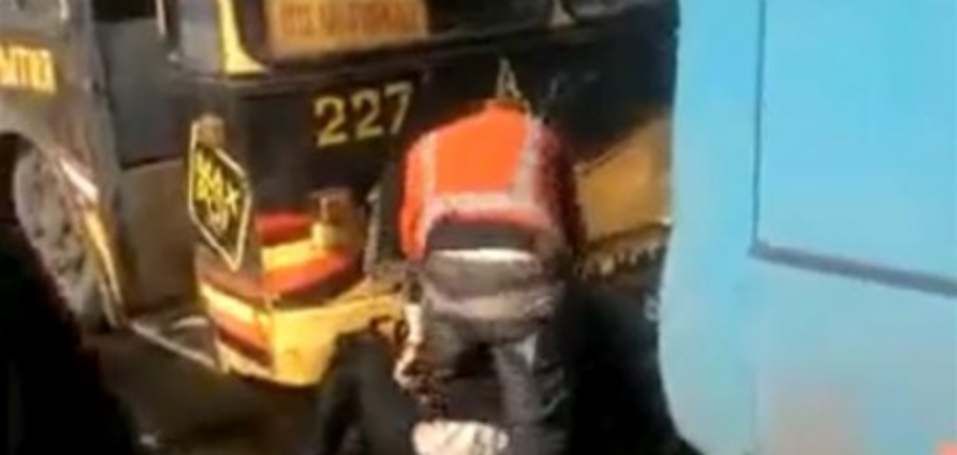 На Донетчине водитель троллейбуса жестоко избил пассажира за просьбу вернуть деньги