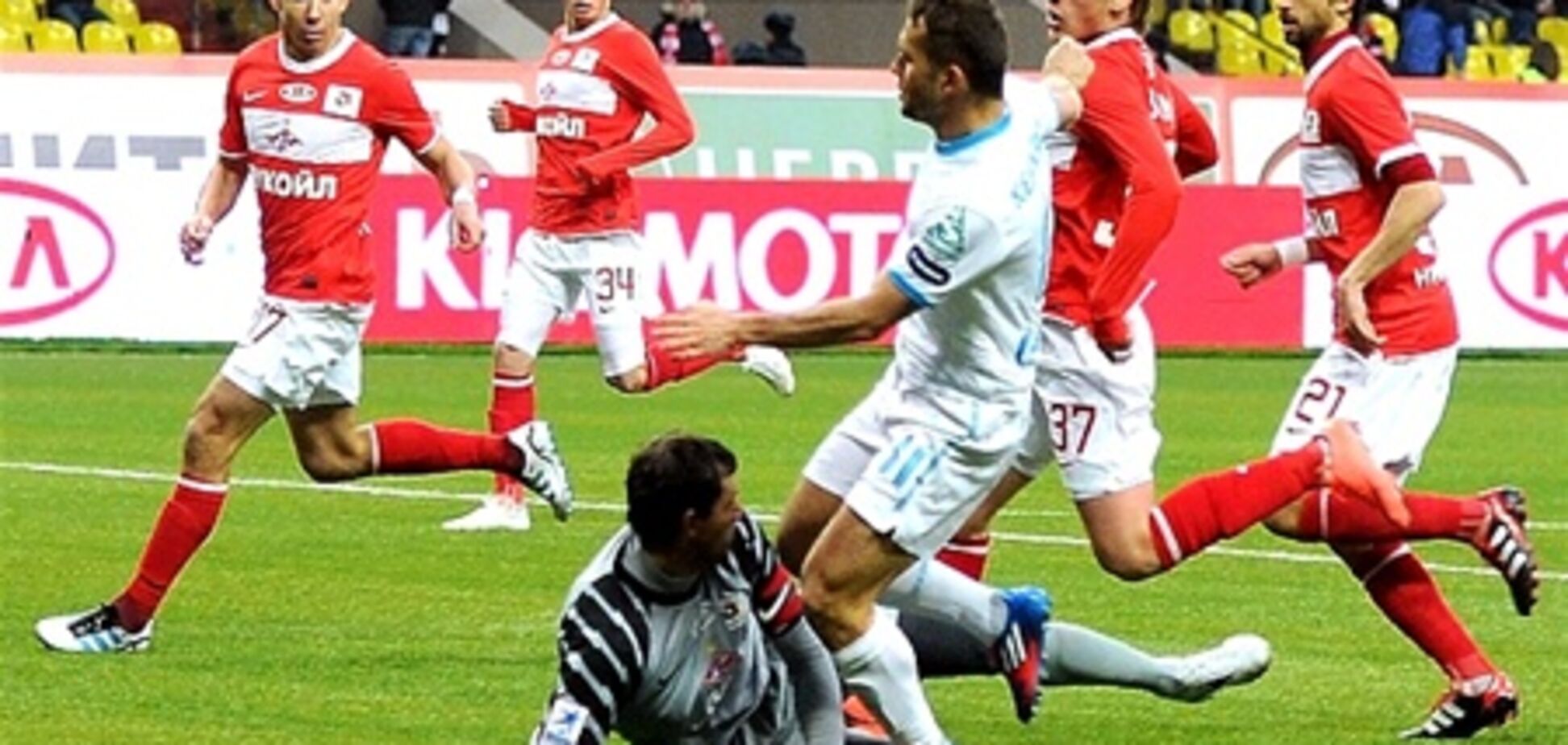 Вратарь сборной Украины получил серьезные переломы костей черепа. Фото, видео